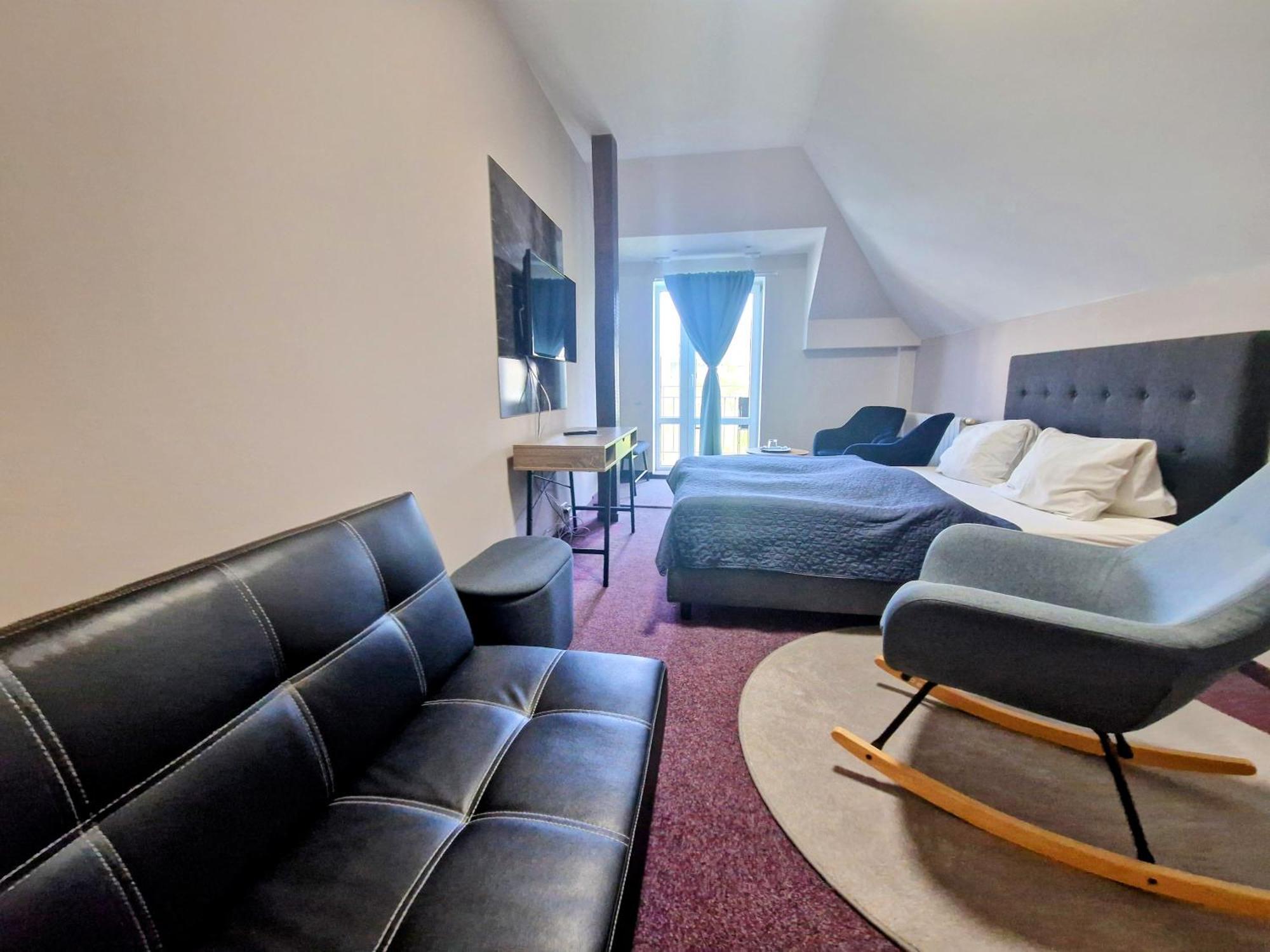 Family Hotel Maxim แบโรน ภายนอก รูปภาพ